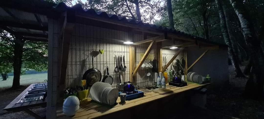 Camping Sous Les Belles Etoiles Peyrilhac Exteriér fotografie